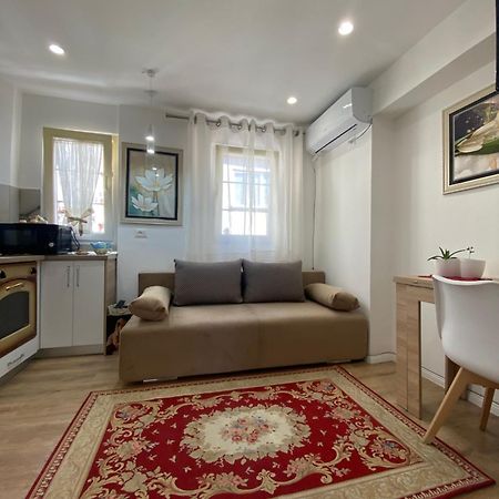 Central Welcoming Apartment In Tirana Esterno foto