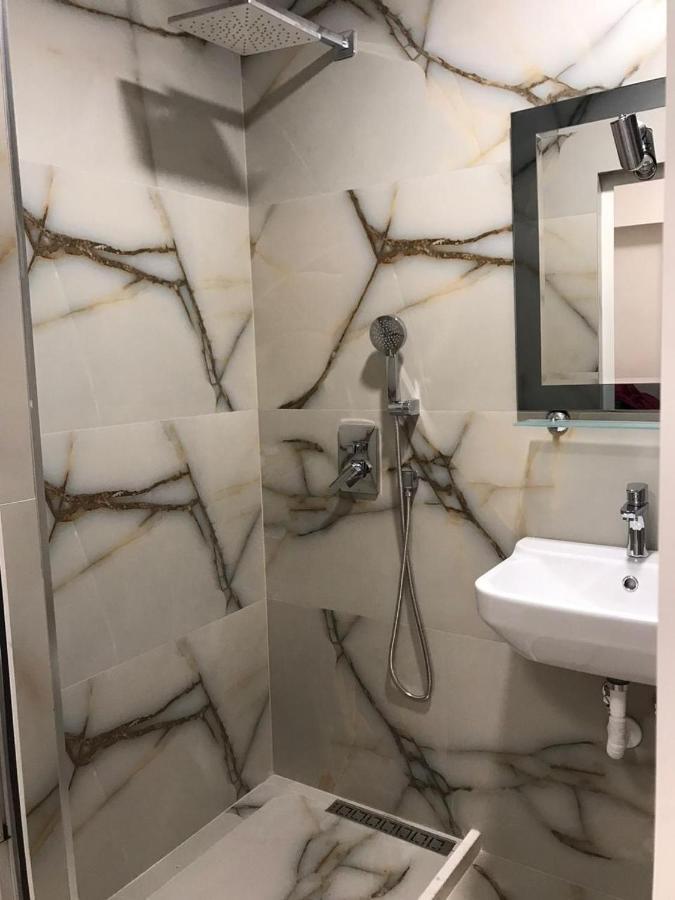 Central Welcoming Apartment In Tirana Esterno foto