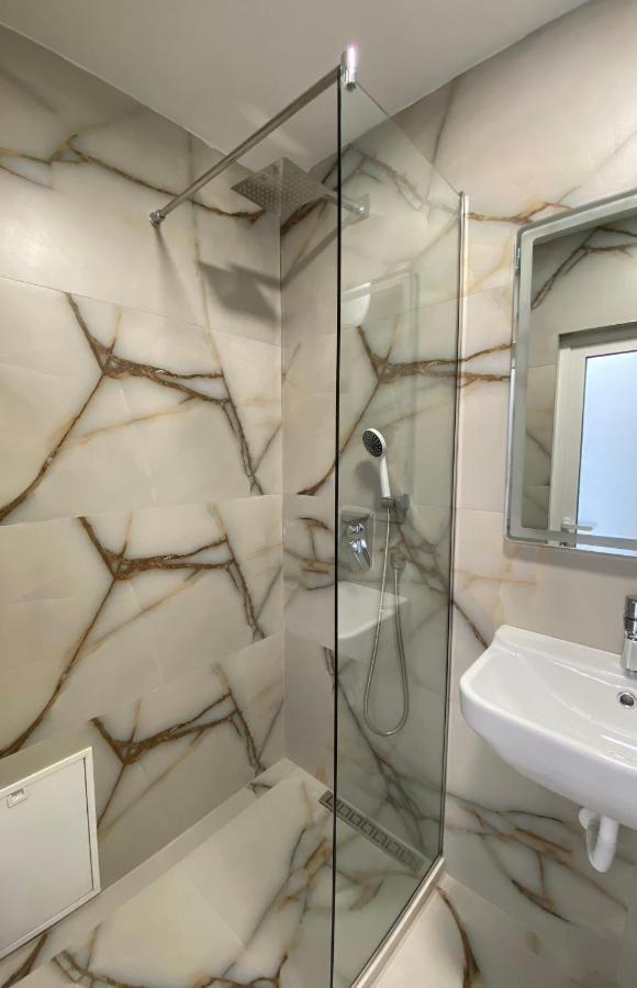 Central Welcoming Apartment In Tirana Esterno foto